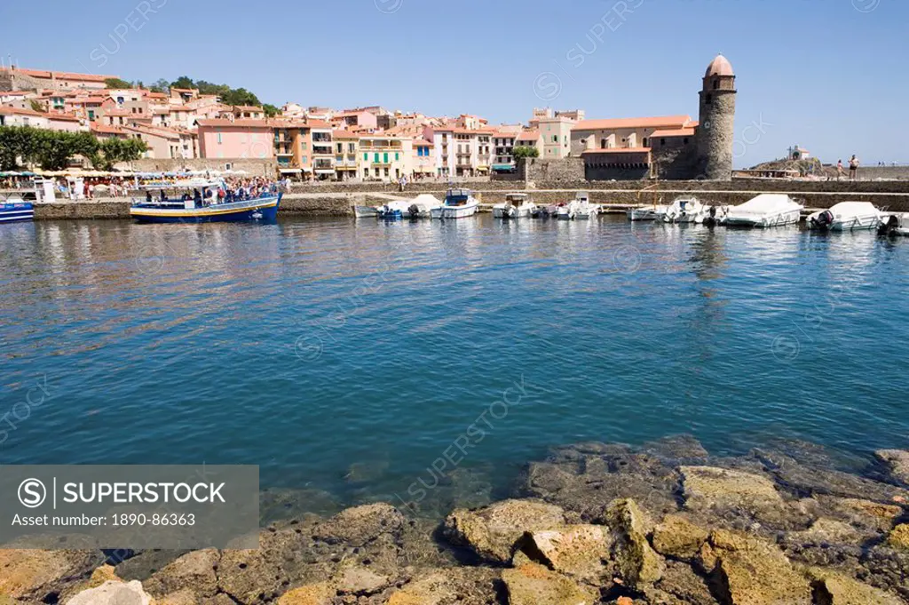 Boats in harbour, Chateau Royal, Eglise Notre_Dame_des_Anges, Collioure, Pyrenees_Orientales, Languedoc, France, Europe