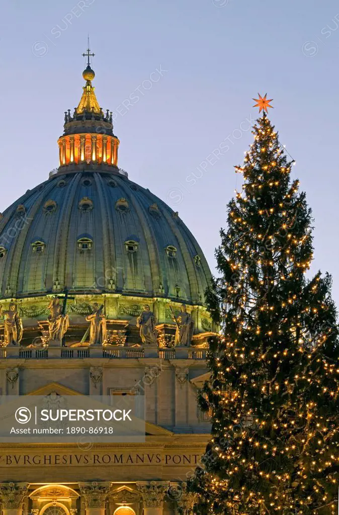 St. Peter´s Basilica at Christmas time, Vatican, Rome, Lazio, Italy, Europe