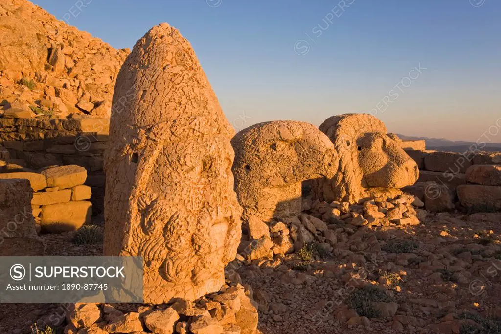 Ancient carved stone heads of the gods, head of Heracles, Nemrut Dagi Nemrut Dag, on the summit of Mount Nemrut, UNESCO World Heritage Site, Anatolia,...