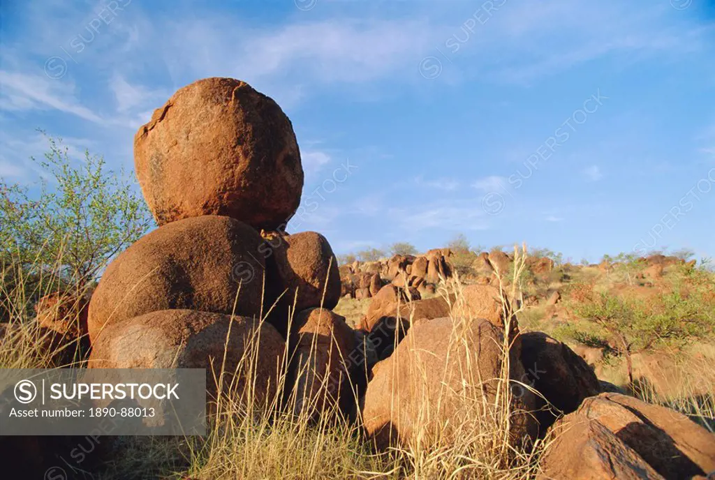 The Devil´s Pebbles, piles of granite boulders rounded by weathering near the Stuart Highway 11km north of Tennant Creek, Northern Territory, Australi...