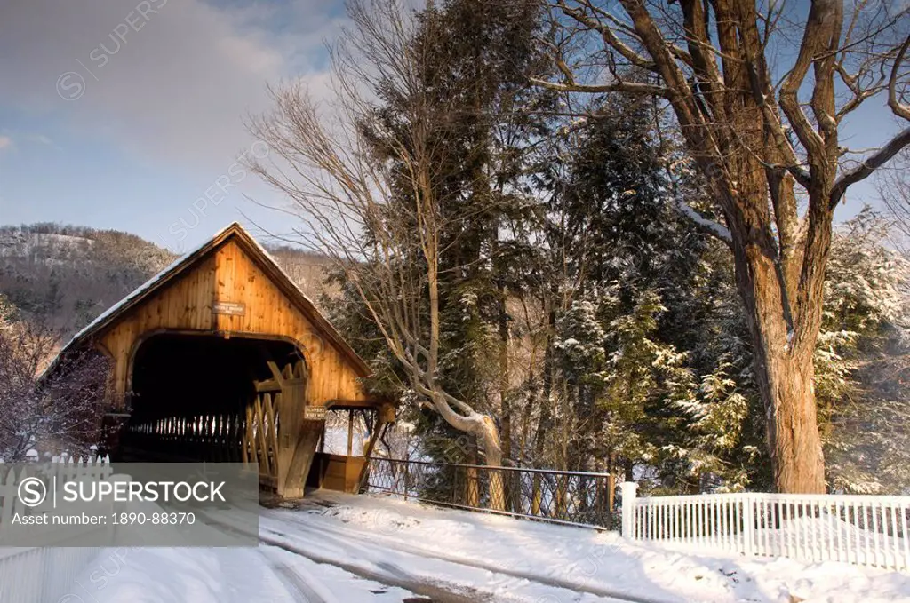 Middle Bridge, a covered wooden bridge in winter, Woodstock, Vermont, New England, United States of America, North America