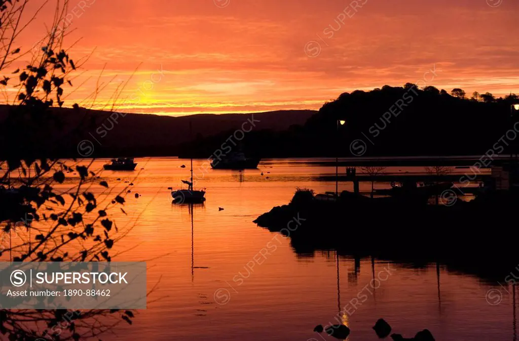 Sunrise over Tobermory Harbour and Calve Island in the Sound of Mull, Tobermory, Mull, Inner Hebrides, Scotland, United Kingdom, Europe