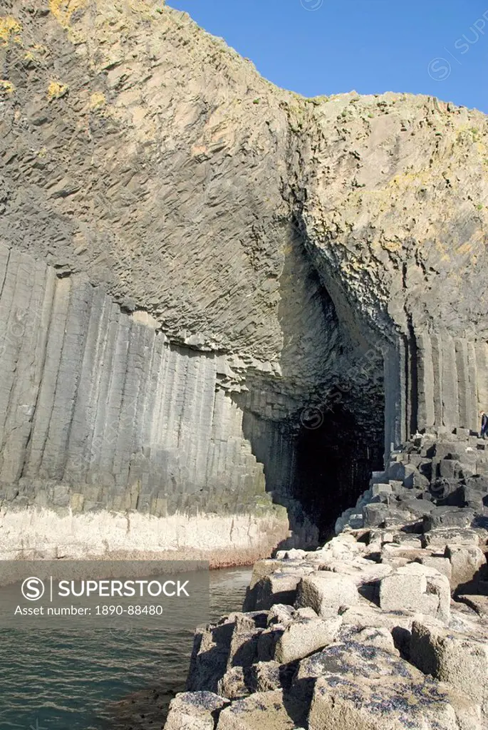 Columnar basalt lava with Fingal´s Cave cut into it by sea, Staffa, off west coast of Mull, Inner Hebrides, Scotland, United Kingdom, Europe