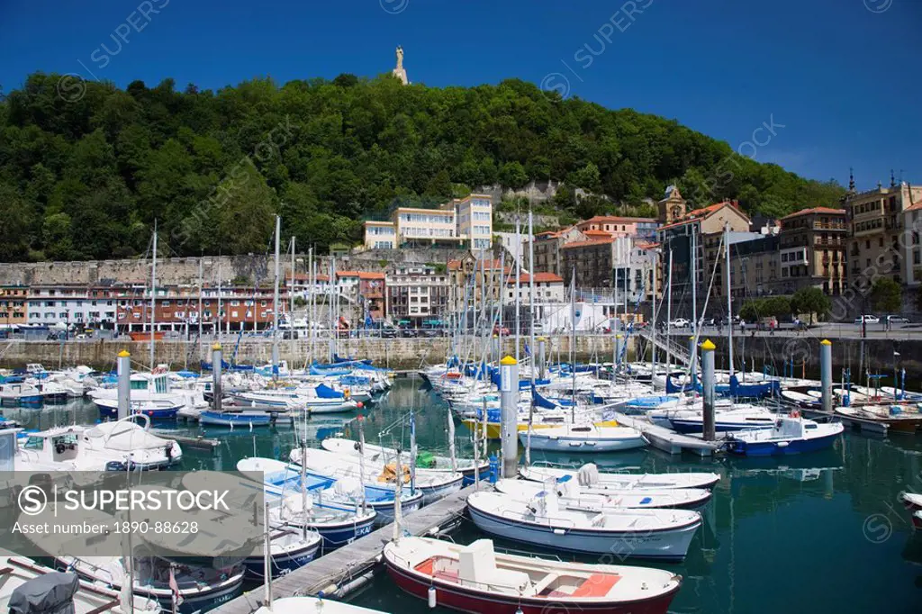View across the harbour to the wooded slopes of Monte Urgull, San Sebastian, Guipuzcoa, Pais Vasco Basque Country, Euskadi, Spain, Europe