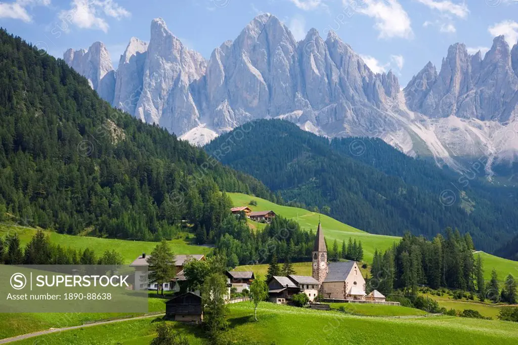 Village church and scattered farms beneath the Odle peaks in the Parco Naturale Puez_Odle, Santa Maddalena, Val di Funes Villnoesstal, Dolomites, Bolz...