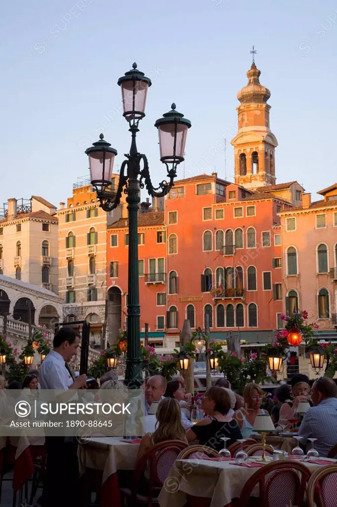 Alfresco dining near the Ponte di Rialto, San Polo district, Venice, Veneto, Italy, Europe