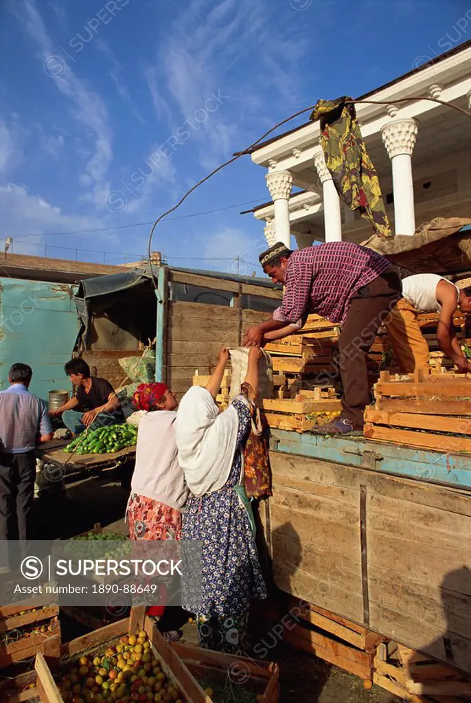 Unloading fruit in main food market, Samarkand, Uzbekistan, Central Asia, Asia