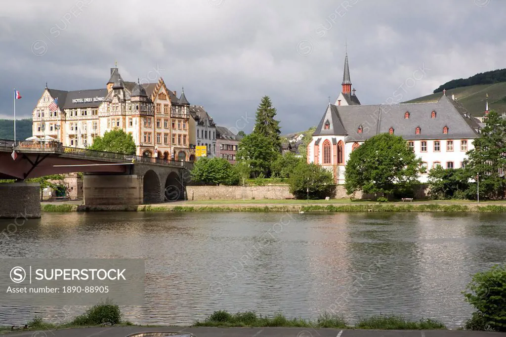 The town of Bernkastel along the Rhine, Rhineland_Palatinate, Germany, Europe