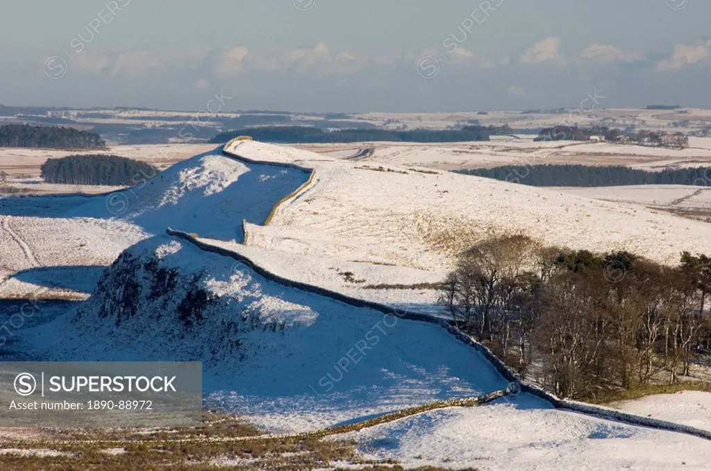 Looking east over the north wall to Sewingshields Crag, Housesteads Roman Fort, Hadrians Wall, UNESCO World Heritage Site, Northumbria, England, Unite...