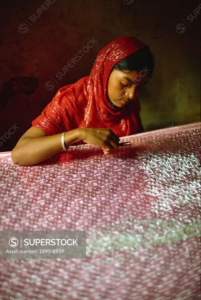 Clipping and finishing off a Benares silk sari, Varanasi, Uttar Pradesh state, India, Asia