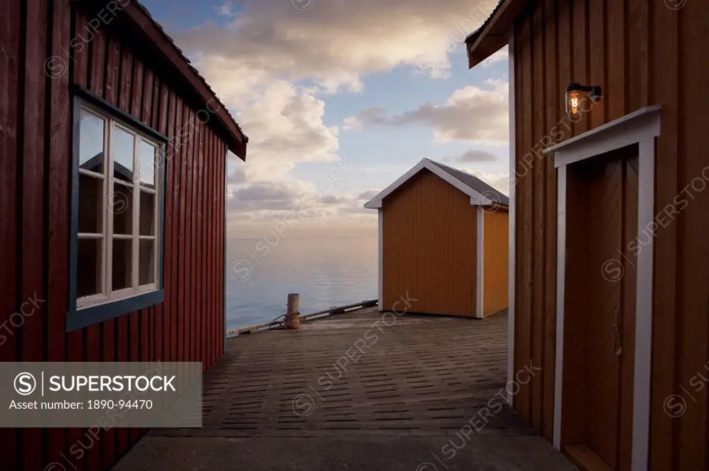Rorbuer fishermans huts on jetty, Lofoten Islands, Norway, Scandinavia, Europe