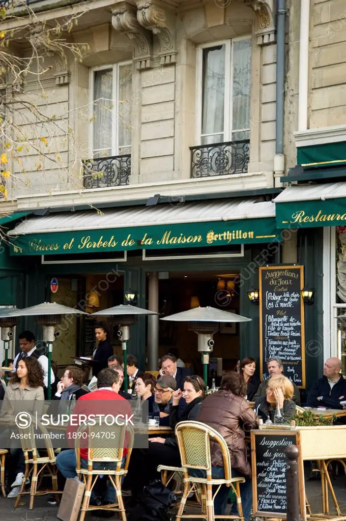 People sitting outside a cafe on the Ile St. Louis, Paris, France, Europe