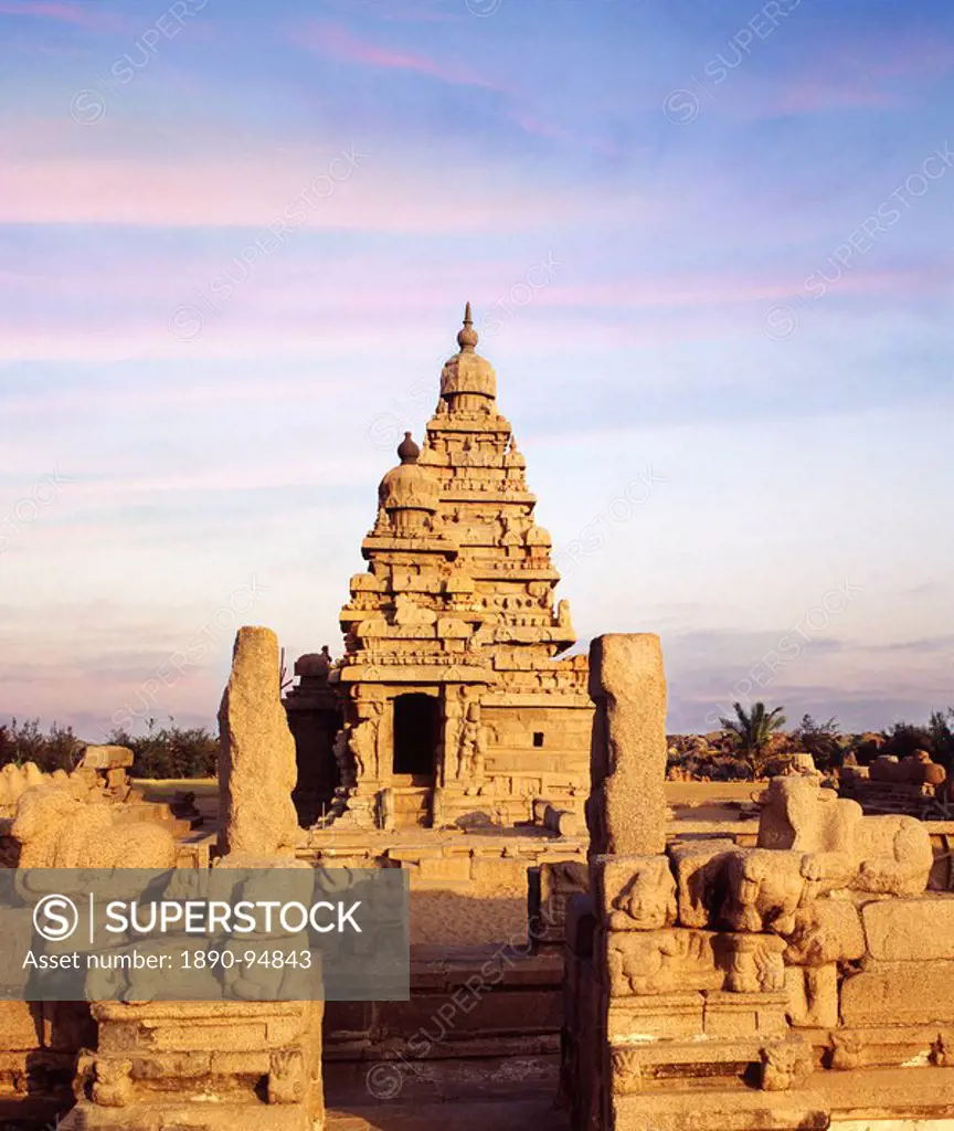Shore Temple dating from the Pallava period, between the 7th and 9th centuries, Mahabalipuram, UNESCO World Heritage Site, Tamil Nadu, India, Asia