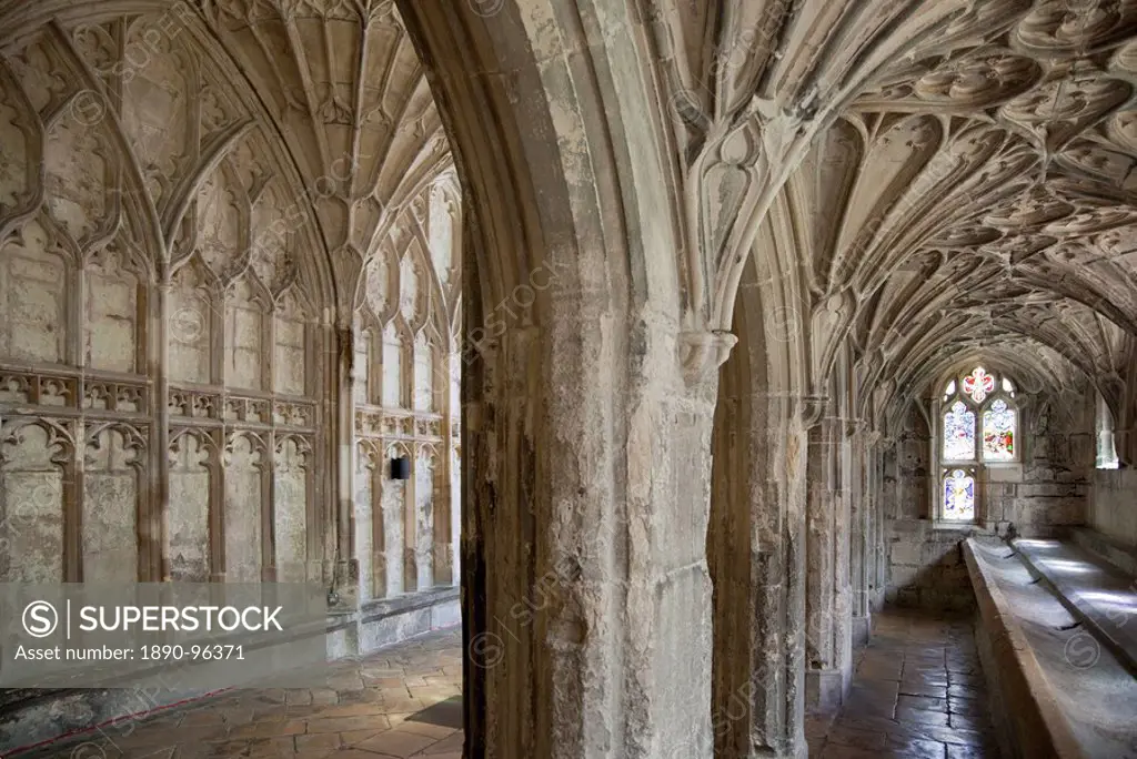 Interior of cloisters and monks´ lavatorium with fan vaulting, Gloucester Cathedral, Gloucester, Gloucestershire, England, United Kingdom, Europe
