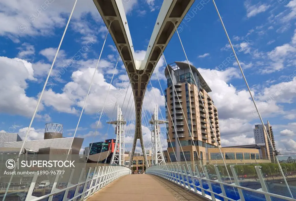 Modern architecture of new apartment buildings and the Lowry Centre fron the Millennium Bridge, Salford Quays, Greater Manchester, England, United Kin...