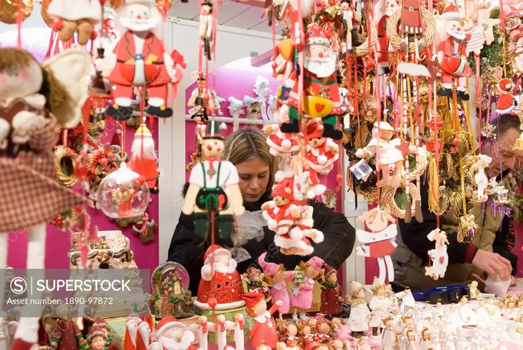 Vendors at Christmas decorations stall, Christkindlmarkt Christmas Market at Rathausplatz, Innere Stadt, Vienna, Austria, Europe