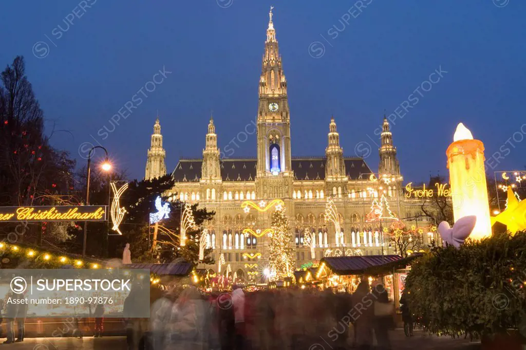 Christkindlmarkt Christmas Market and Rathaus Town Hall at Rathausplatz at twilight, Innere Stadt, Vienna, Austria, Europe