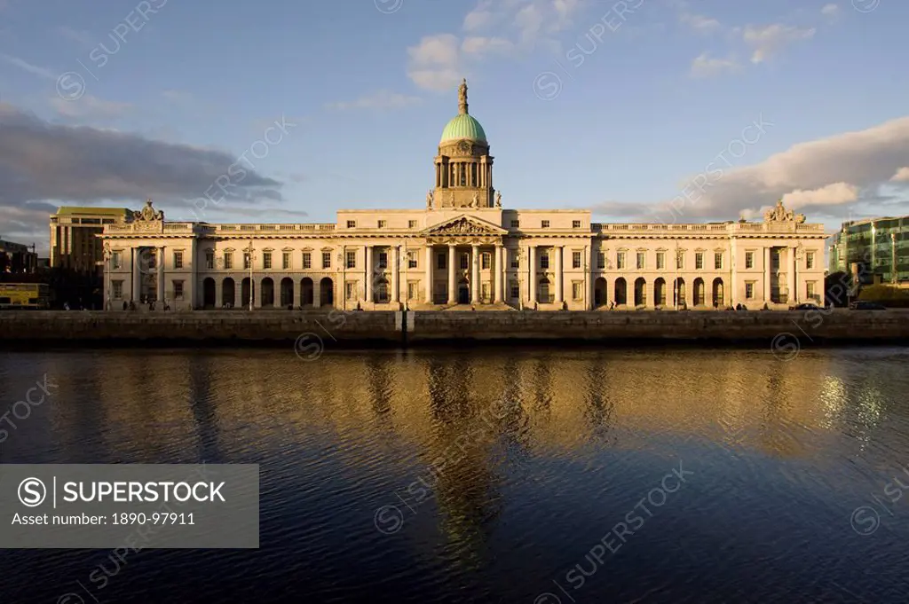 Custom House Quay on the Liffey River, Dublin, Republic of Ireland, Europe