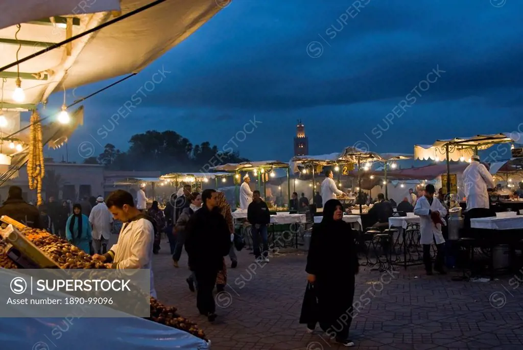 Cook selling food from his stall in the Djemaa el Fna, Place Jemaa el Fna Djemaa el Fna, Marrakech Marrakesh, Morocco, North Africa, Africa