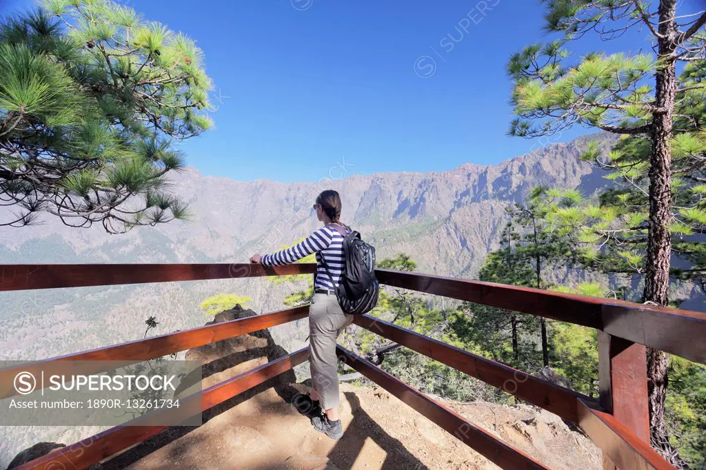 Hiker at Mirador de la Cumbrecita looking into Caldera de Taburiente, Parque Nacional de la Caldera de Taburiente, UNESCO Biosphere Reserve, La Palma,...