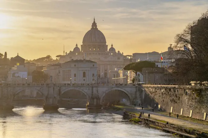 River Tiber, St. Peter's Basilica, UNESCO World Heritage Site, Rome, Lazio, Italy, Europe