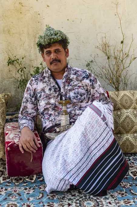 Traditional dressed man of the Qahtani Flower men tribe, Asir Mountains, Kingdom of Saudi Arabia, Middle East