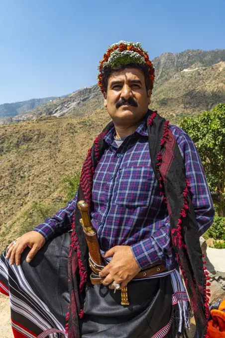 Traditional dressed man of the Qahtani Flower men tribe in the coffee plants, Asir Mountains, Kingdom of Saudi Arabia, Middle East