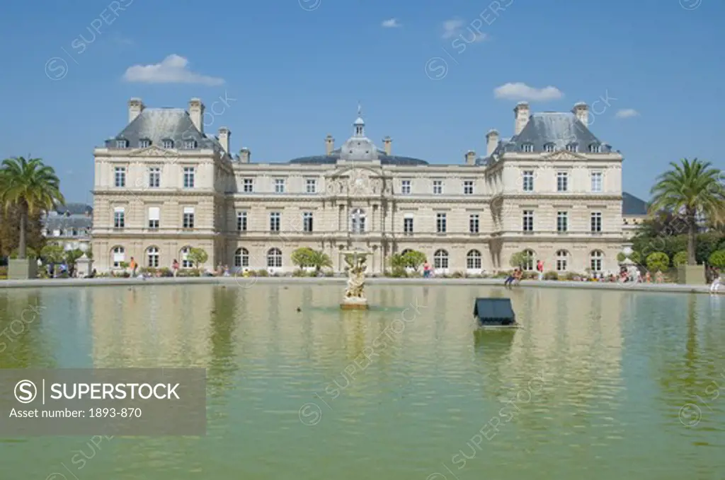 Fountain in a pond in front of a palace, Palais Du Luxembourg, Le Jardin du Luxembourg, Paris, Ile-de-France, France