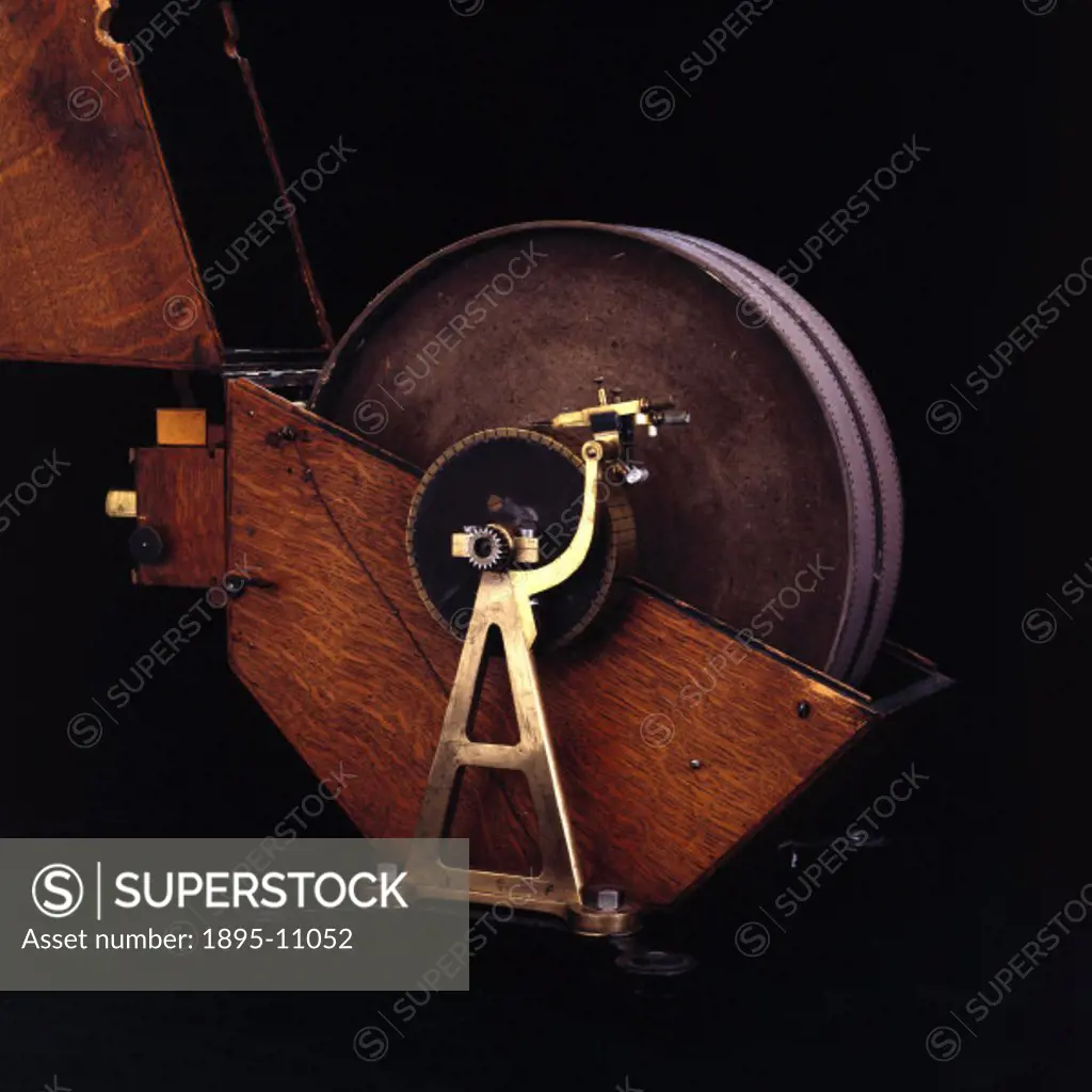 Stereoscopic spark drum camera, French, 1903.Devised by Lucien Bull (Etienne Jules Marey´s (1830-1904) assistant) this camera took 54 pairs of picture...