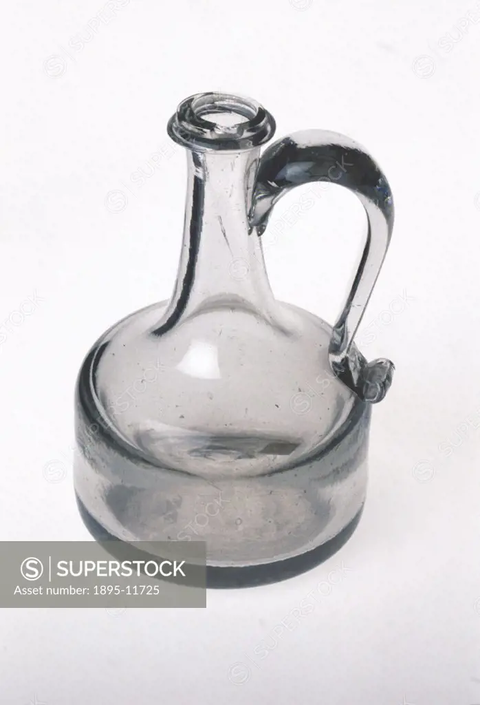 The decanter is mallet shaped, with a scroll handle, and a plain collar and lip. This particular design resembles a stone mason´s mallet, with its cha...