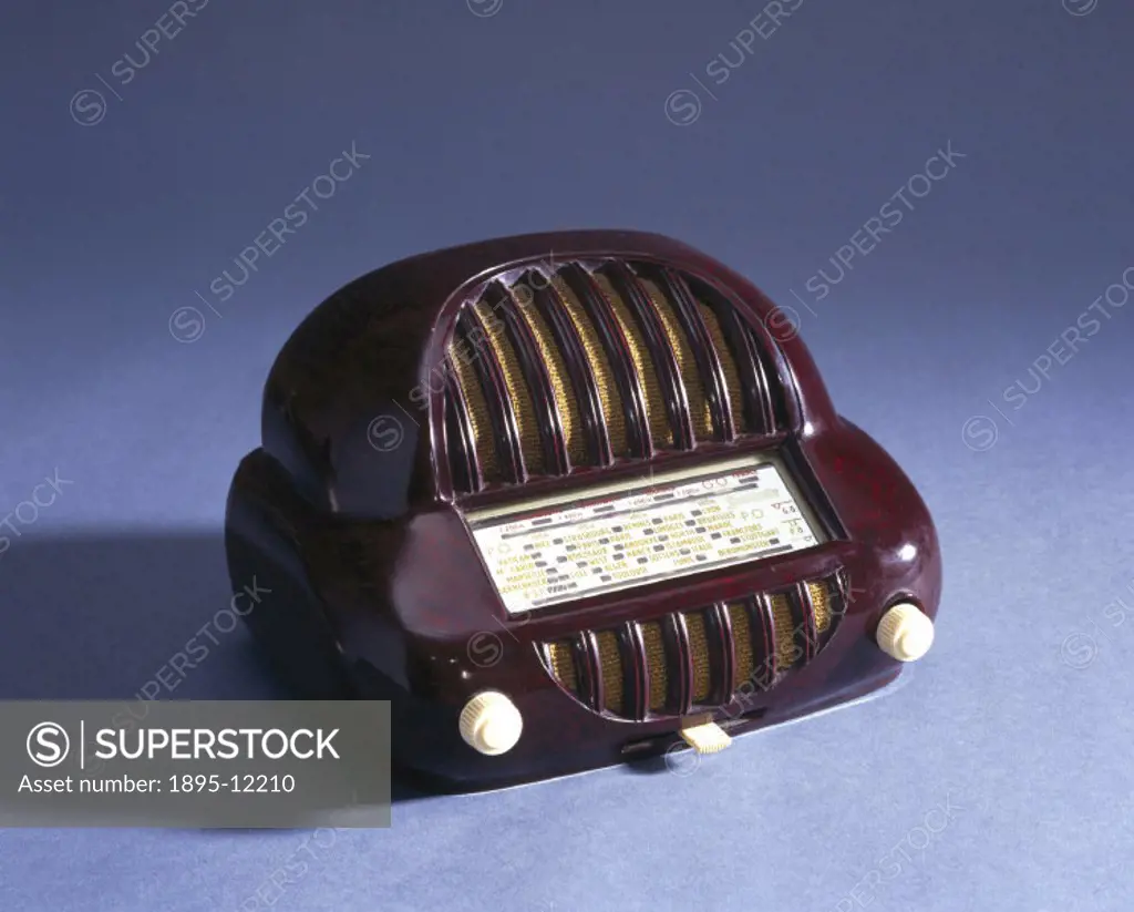 This radio has ivory phenolic plastic knobs, and a silver face with red, yellow and white lettering. The bakelite cabinet for the Sonorette five-valve...