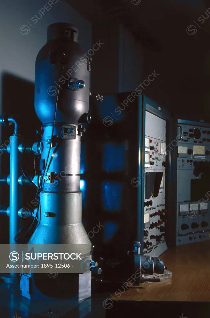 One of the first SEMs (scanning electron microscopes) produced by Cambridge Instruments and sold under the name ´Stereoscan´. The image is built up on...