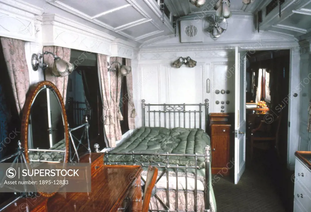 Interior of King George V´s bedroom in the London & North Western Railway (LNWR) Royal Train, after the refurbishments by Queen Mary. The far wall is ...