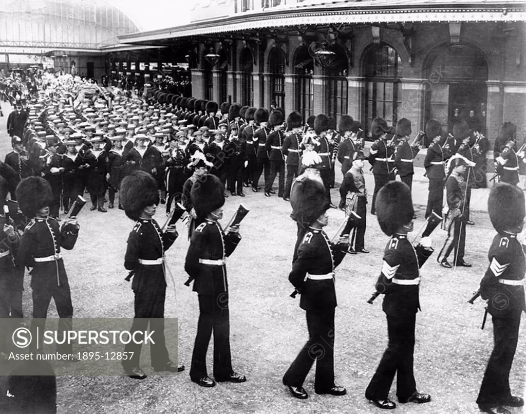 Grenadier Guards flank the convoy of sailors enlisted to pull the gun carriage holding Edward´s coffin to St George´s Chapel at Windsor Castle