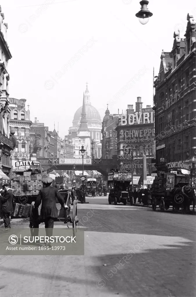 London street with St Paul´s Cathedral in the distance, c 1920s.