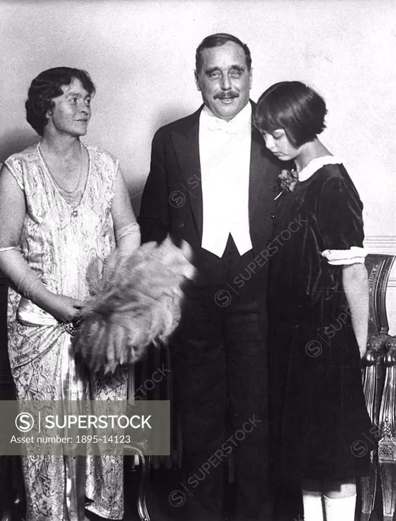 English novelist, short story writer and popular historian H G Wells 1866-1946 with his second wife, Amy Robbins, and daughter Anna-Jane whose mother ...