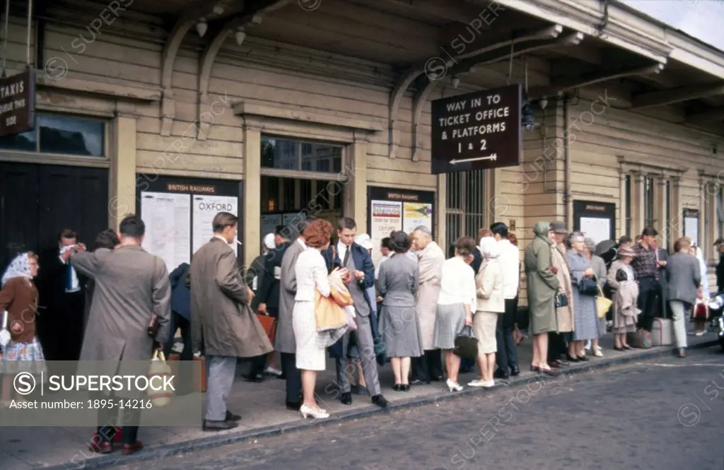 A group of tourists are shown waiting outside the station, in a scene from the British Transport Films filmstrip ´To Oxford, its Colleges and River´.