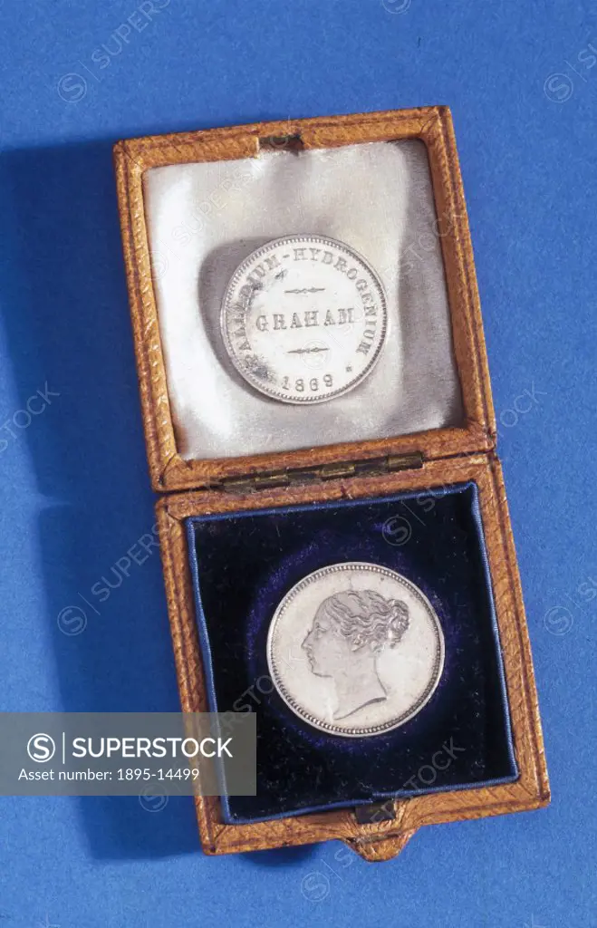 The medal is inscribed ´Palladium-hydrogenium 1869 Graham´. The chemist Thomas Graham (1805-1869) showed that hydrogen readily penetrated the crystal ...