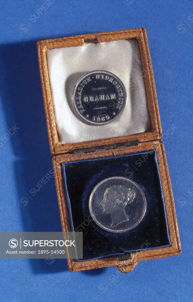 The medal is inscribed ´Palladium-hydrogenium 1869 Graham´. The chemist Thomas Graham (1805-1869) showed that hydrogen readily penetrated the crystal ...