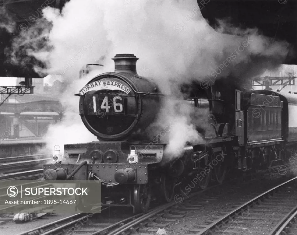Raglan Castle´ steam locomotive leaving Paddington Station in London. Castle class 4-6-0 No 5008 ´Raglan Castle´ bursts from under Bishops Bridge as i...
