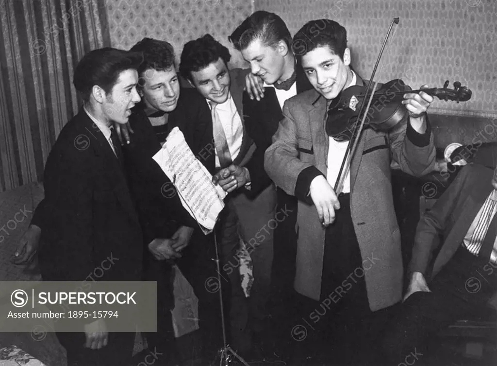 ´The Gateshead teddy boy gang who play classical music on the violin ´ British Teddy Boys’ wore the drape’ suit  The style was inspired by the Edwar...