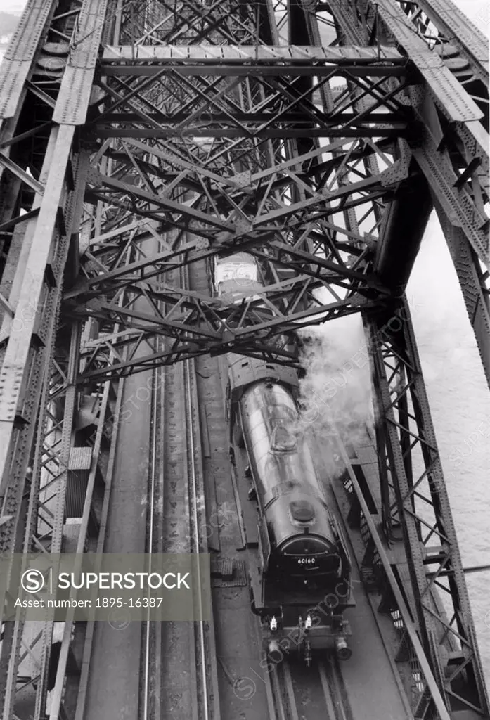 Steam locomotive with a passenger train crossing the Forth Bridge. British Railways A1 Class 4-6-2 steam locomotive No 60160 ´Auld Reekie´ was built i...