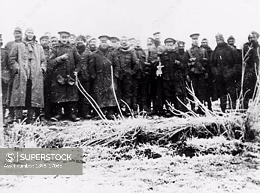 British and German troops posing together, Christmas 1914. ´British troops fraternising with the enemy on the first Christmas of World War One. The Ge...