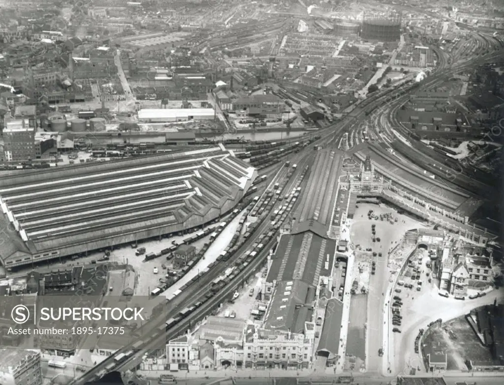 At centre left is the goods depot, with the station to its right. At bottom centre is Brunel´s original station with its Tudor-style Temple Gate front...