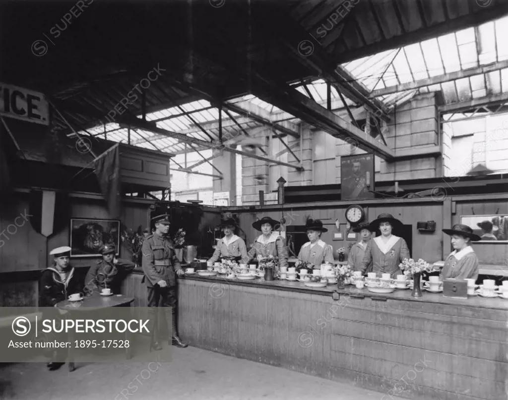 Women volunteers running the free buffet at Paddington station. During the First World War Soldiers´ and Sailors´ Free Buffets were established at maj...