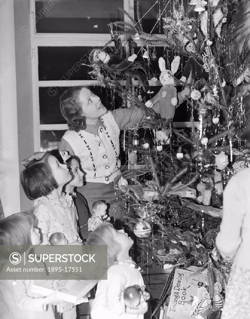 Children decorating the Christmas tree at Great Ormond Street Childrens´ Hospital, London.