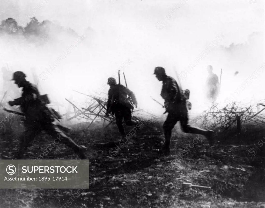 Soldiers attack during a battle on the Western Front, 1914-1918.