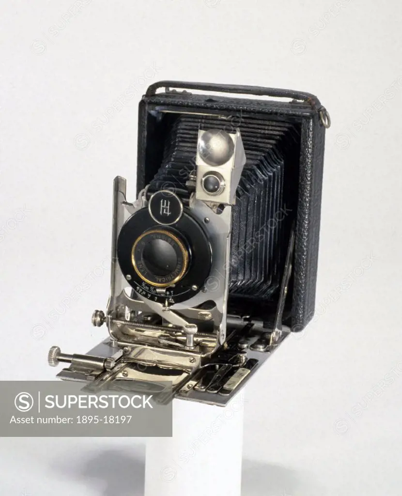 ´Portable cameras turned photography into a pastime which amateurs could enjoy. Gone was the need for bulky equipment and professional training; anyon...