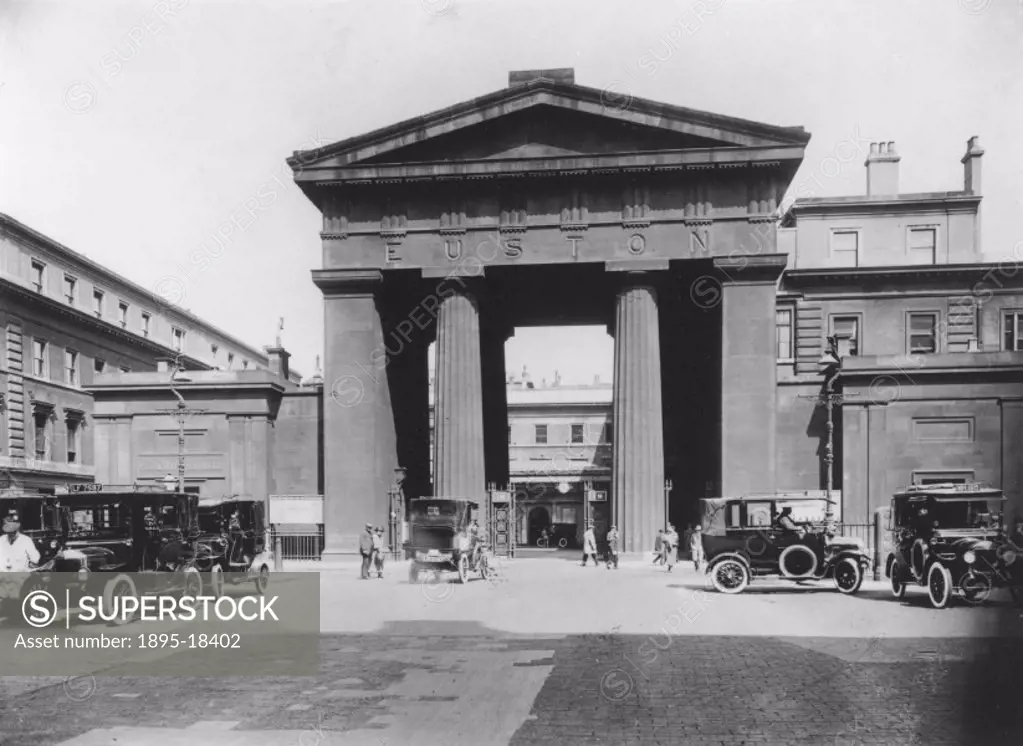 The Euston ´arch´, standing at 72 feet, was designed by Philip Hardwick (1792-1870) for the London & Birmingham Railway. It was completed in May 1838 ...