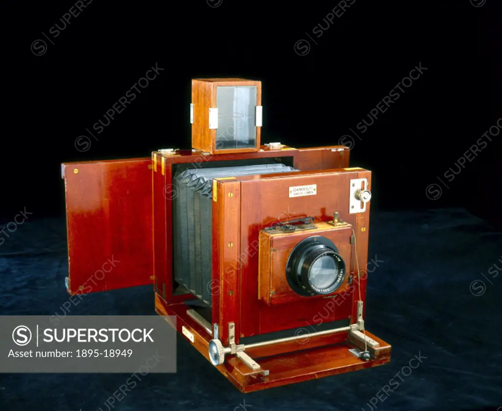 Camera commissioned by the Home Office for taking ´mug shots´ in HM Prisons. Founded by Louis Gandolfi (1864-1932) in London in 1885, the Gandolfi com...